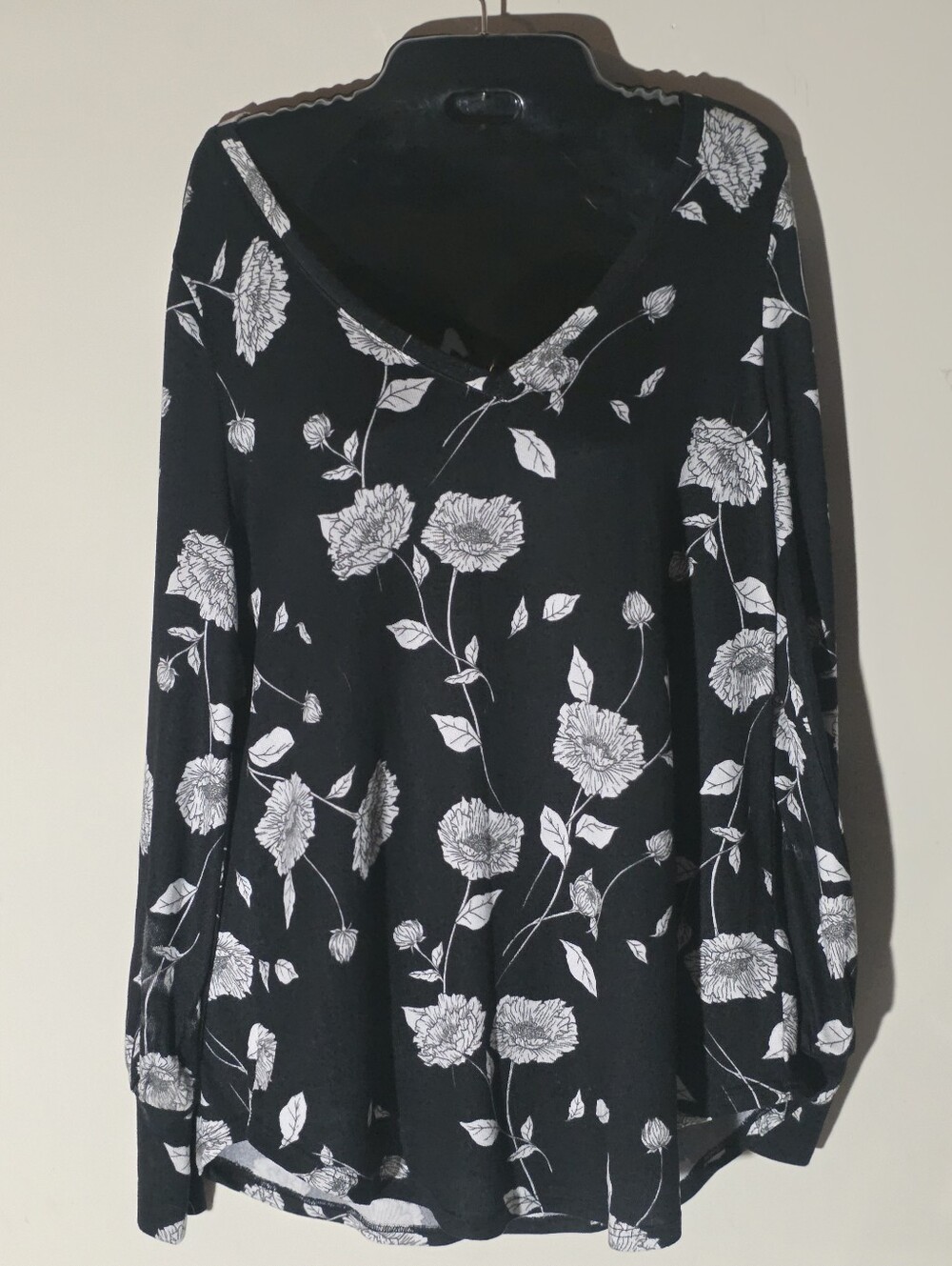Maurices 24/7 Black Long Sleeve V-Neck Top with White Floral Print (M)